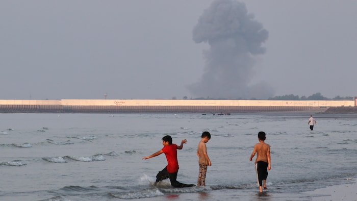 Des enfants jouent dans le détroit d'Ormuz, devant une explosion, le 13 juillet 2026.
