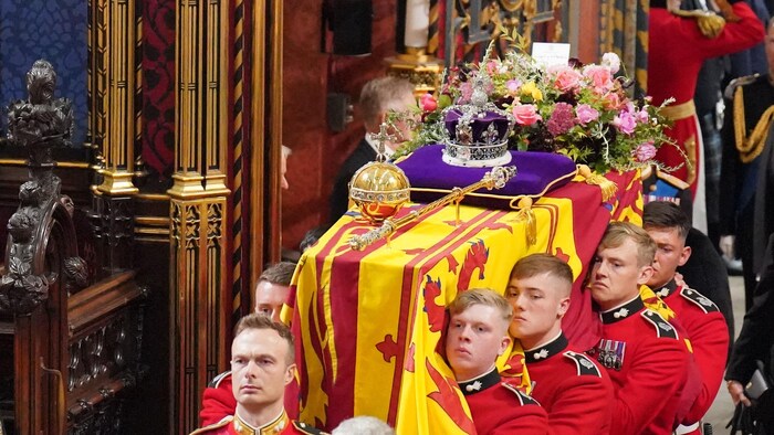 نعش الملكة إليزابيث الثانية عند إدخاله إلى كنيسة دير وستمنستر في لندن في 19 أيلول (سبتمبر) 2022 حيث جرت مراسم الجنازة الرسمية لعاهلة المملكة المتحدة التي كانت أيضاً عاهلة 14 دولة أُخرى من بينها كندا. 

