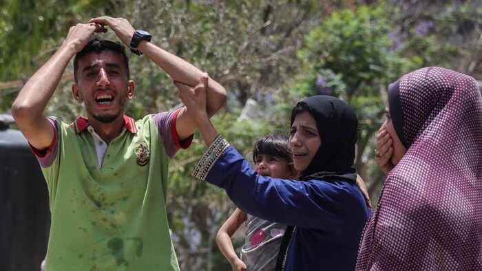 Un jeune homme palestinien pleure la mort d'une personne proche dans la bande de Gaza, le 27 mai 2025.
