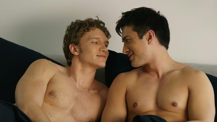 Deux hommes se regardent amoureusement.