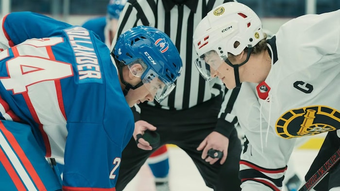 Deux joueurs de hockey dans une scène de la série canadienne.