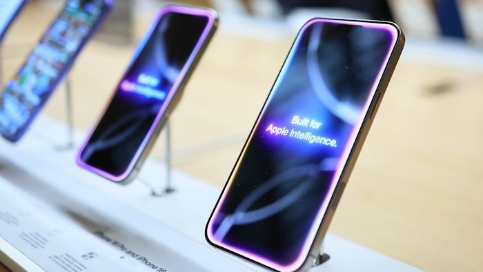 Des iPhone 16 en démonstration sur une table.