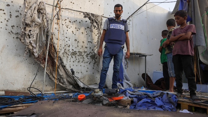Un journaliste et des enfants à Gaza