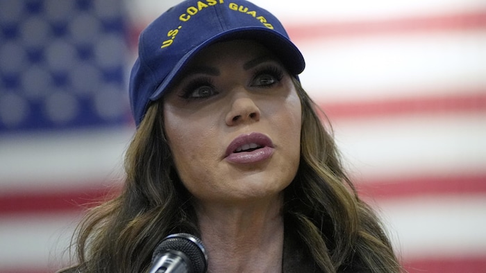 Un portrait de Kristi Noem.