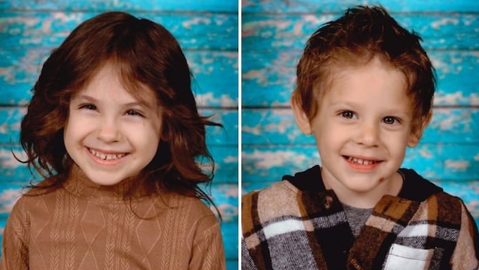 Montage de deux photos verticales montrant une fillette de 6 ans et un garçonnet de 4 ans, souriant tous les deux, devant un fond d'écran qui ressemble à une maison faite en planches de bois à la peinture bleue artistiquement écaillée.