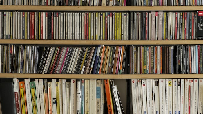 Rangées de livres sur des étagères.