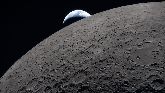 Un croissant de Terre derrière la surface de la Lune.