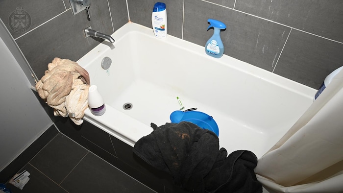Une baignoire encombrée dans l'appartement de la victime.