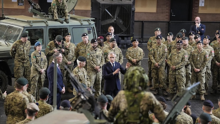 Mark Carney parle à des militaires canadiens.