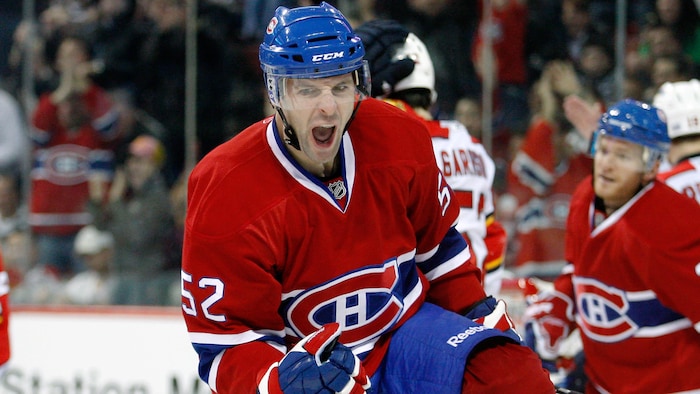 Mathieu Darche dans l'uniforme du Canadien de Montréal.