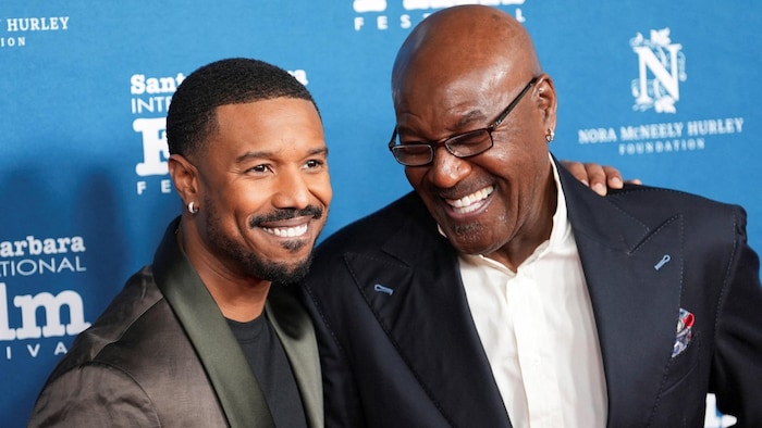 Les acteurs Michael B. Jordan et Delroy Lindo, côte à côte, rigolent.