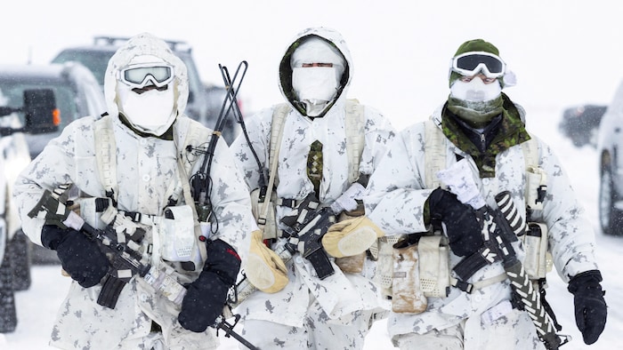 Des militaires canadiens en habits blancs lors d'une opération dans l'Arctique.
