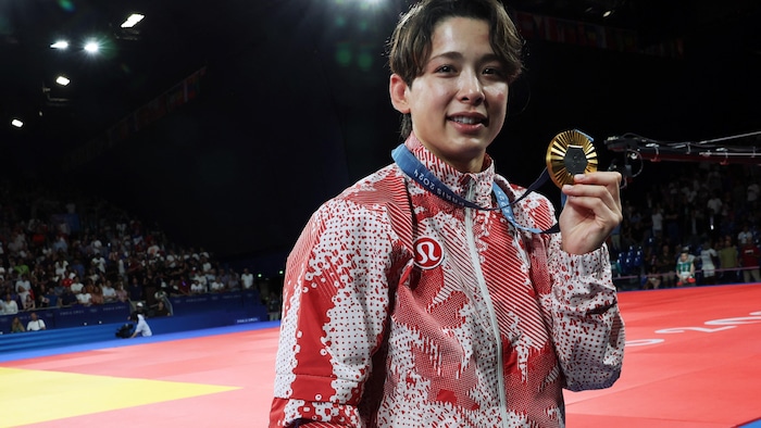 Christa Deguchi exhibe sa médaille d'or.
