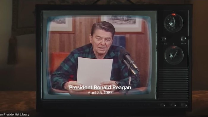 Dans un téléviseur rétro, Ronald Reagan lit une allocution.