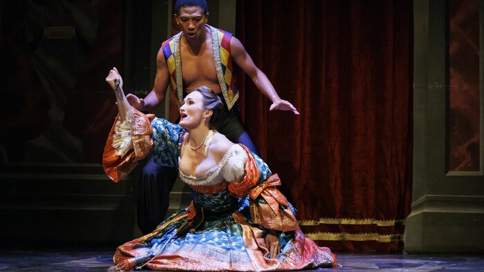 Une scène de théâtre avec les chanteurs lyriques costumés.