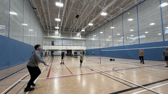 Des joueurs de badminton.