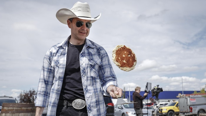 Pierre Poilievre tourne une crêpe.