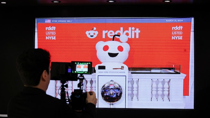 Le logo de Reddit visible à la Bourse de New York.