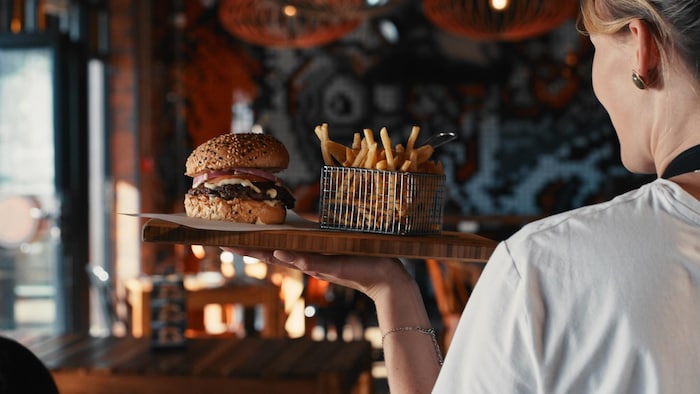 Une serveuse dans un restaurant.