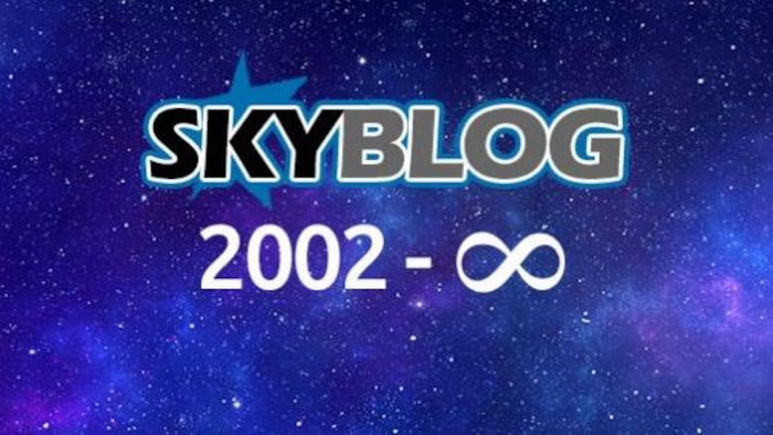 Le logo de Skyblog affichant ses débuts en 2002 et sa fin représentée par le symbole infini. 