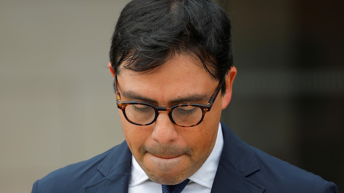 Plan rapproché de Salvador Plasencia, qui a la tête baissée.