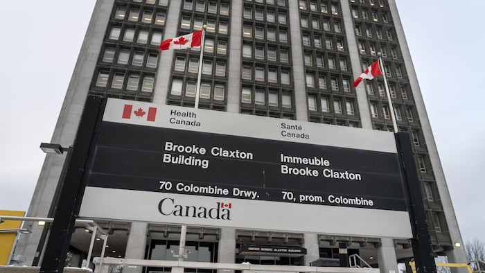 La devanture de l'édifice Brooke Claxton à Ottawa.