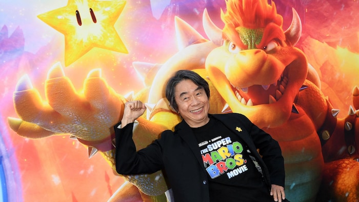 Shigeru Miyamoto, souriant, un poing dans les airs, lors d'une activité promotionnelle determination    Super Mario Bros., le film.