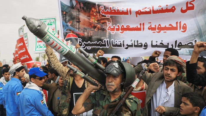 Des sympathisants des Houthis manifestent, armes à la main.