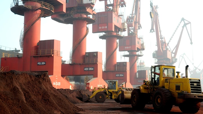 Mechanical shovels in a mine of rare land in China. rare prices land: china confirms