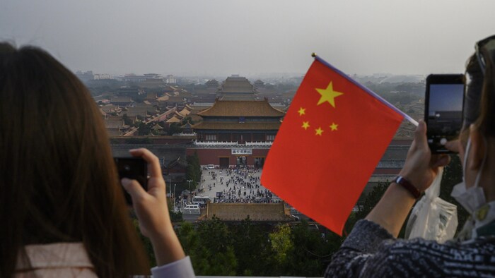 Des touristes prennent des photos en Chine.