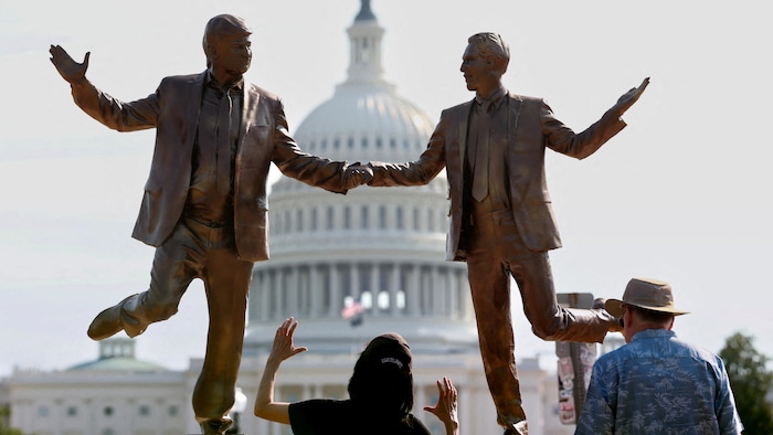 Une statue dorée montrant Donald Trump et Jeffrey Epstein, main dans la main.