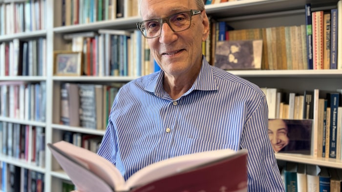 Michel Rosenfeld, spécialiste du droit constitutionnel américain, debout devant une bibliothèque remplie d'ouvrages à la Cardozo School of Law de New York.