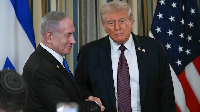 Donald Trump et Benyamin Nétanyahou se serrent la main. 