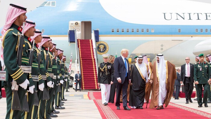 Donald Trump marche sur un tapis rouge avec le roi Salmane lors de son arrivée à Riyad, en Arabie saoudite.