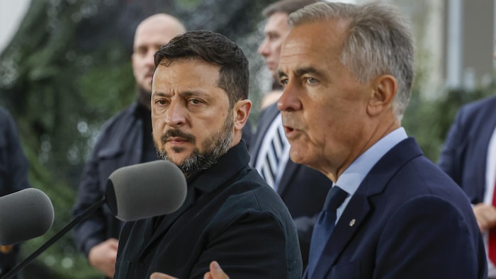 Volodymyr Zelensky et Mark Carney s'adressent aux médias.