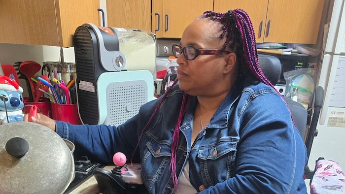 Janelle-Marie Amond, une personne en situation de handicap dans sa cuisine.