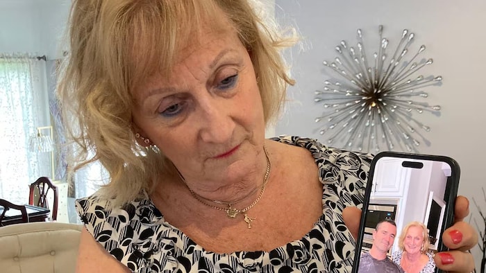 Linda Pinizzotto montre une photo d'elle et son fils sur son cellulaire à son domicile.