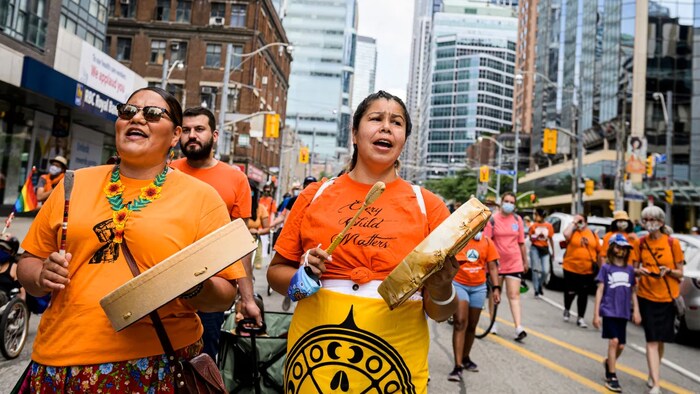 Mujeres indígenas tocan el tambor en una manifestación en Toronto.
