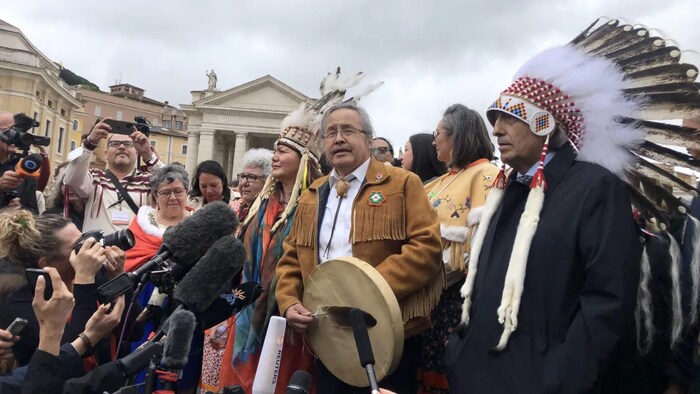 Indígenas canadienses en El Vaticano.