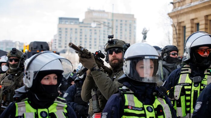 La policía hace frente a las protestas en Ottawa.