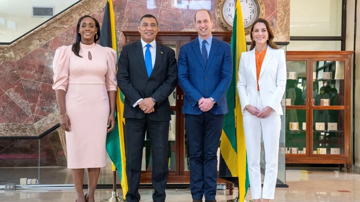 2022 年 3 月 23日: 在加勒比海白金禧英国王室之旅的第 5 天，牙买加总理安德鲁·霍尔内斯和夫人朱丽叶·霍尔内斯在牙买加金斯敦与威廉王子和剑桥公爵夫人凯瑟琳合影 .