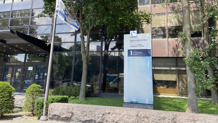 علم إسرائيل أمام مدخل مبنى في حيّ كوت دي نيج في مونتريال.