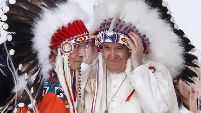 El Papa se acomoda un tocado de plumas.