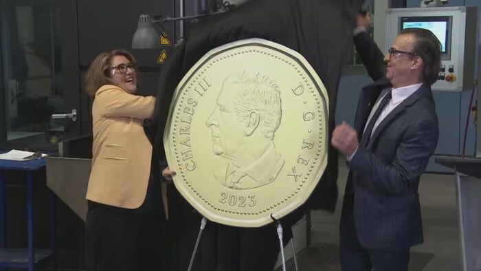 Mga tao ipinakita ang bagong Canadian coin tampok si King Charles.