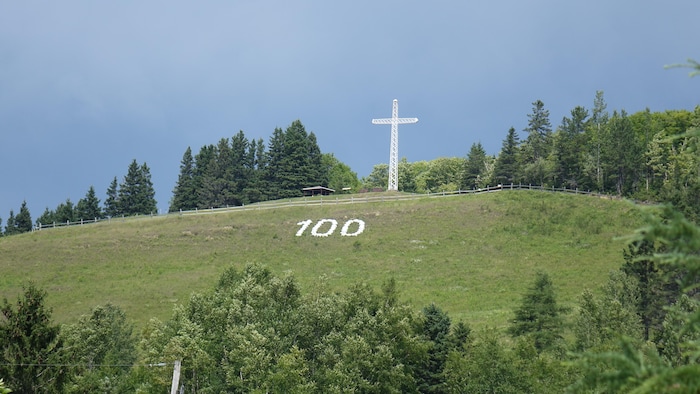 Montagne avec le chiffre 100 et une croix.