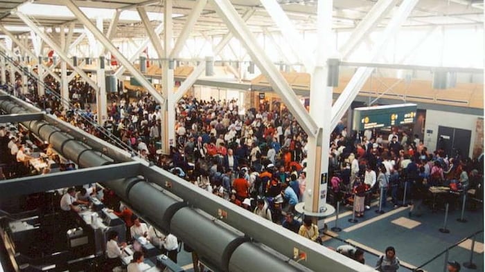 Une foule de monde dans un terminal d'aéroport. 