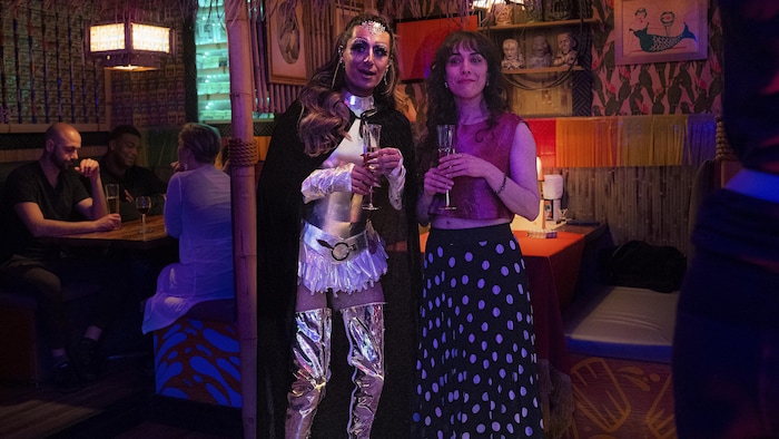 Matt Raffy dans lad   costume de resistance  au côté de Carinne Leduc.