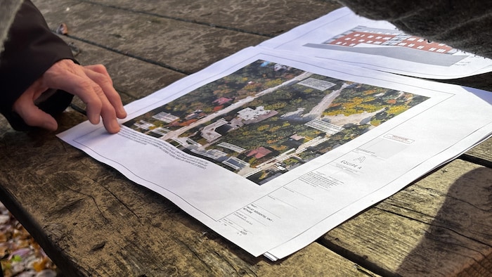 Un document en papier avec une vue aérienne des environs.