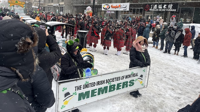 Un cortège se prépare à défiler.
