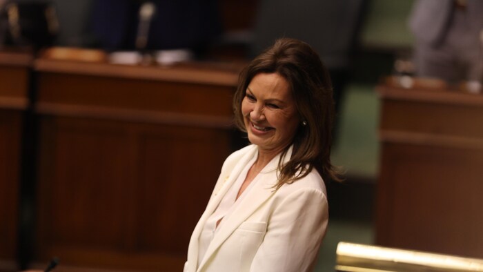 Donna Skelly sourit.